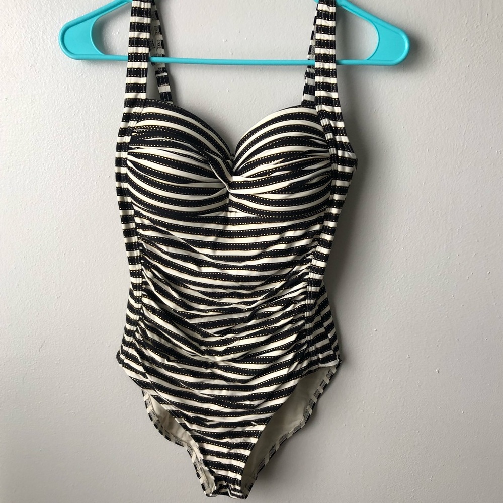 🛍 NWOT swimsuit